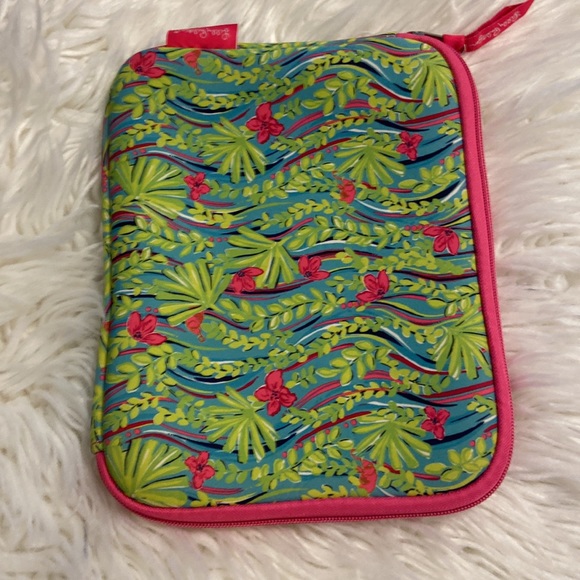 Lilly Pulitzer Make up bag size long 10” wide 8” no rips smell see pictures - Picture 8 of 11